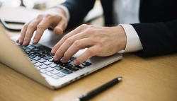 Contraint de rester connecté, un salarié est dédommagé de plus de 60.000 euros