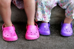 Crocs se bat pour conserver l'exclusivité de son modèle de sabot - LeVifWeekend.be